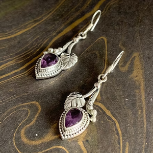 Pendientes colgantes artesanales con diseño de hojas, forma de lágrima con piedra preciosa de amatista para uso ocasional de las mujeres. - Product Image 3