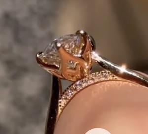 Bague de fiançailles et de mariage en platine de luxe avec diamant solitaire taille marquise de 3,50 carats, sertie de diamants en forme de pétale sur rail à griffes - Product Image 2