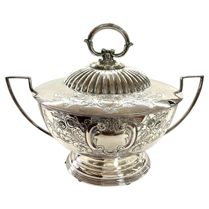 Par de soperas de plata de estilo regal con detalles de cabeza de león y bases robustas con patas de garra, disponibles a precios de mayorista. - Product Image 3