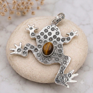 จิวเวลรี่ทาวน์ JT-016 จี้รูปกบตาเสือ งานฝีมือทองเหลืองชุบเงิน ประดับพลอยธรรมชาติ ของขวัญสำหรับทุกเพศ สร้อยคอ รับผลิตแบบ OEM ODM - Product Image 3