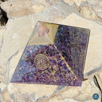 Pyramide d'Orgone en Agate Améthyste Faite à la Main de Qualité Supérieure 20cm, Écologique, pour Guérison par les Cristaux, Méditation et Décoration Intérieure (Vente en Gros)
