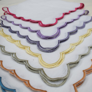 Servilleta de Lino Hecha a Mano con Borde Festoneado, Servilleta de Tela con Bordado Personalizado para Bodas, Fiestas, Restaurantes y Hoteles - Product Image 1