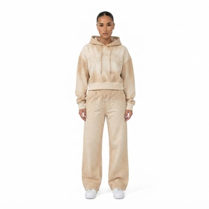 Conjunto de Sudadera Corta Beige con Lavado Ácido y Pantalones Jogger de Pierna Ancha para Mujer, de Algodón y Felpa con Pedrería, Venta al por Mayor OEM - Product Image 1