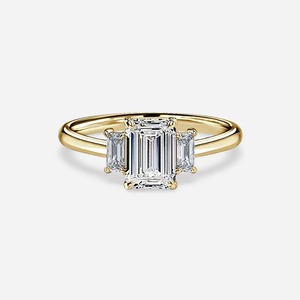 Anillo de Compromiso con Diamante Cultivado en Laboratorio, Corte Esmeralda, 2CT, Engaste de Tres Piedras, Oro de 14K - Product Image 4