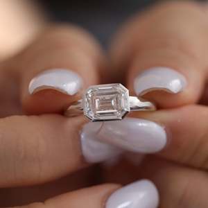 Anillo de compromiso de diamante cultivado en laboratorio con corte esmeralda de 3 quilates, engaste de platino tipo cesta solitario, estilo oriente-oeste, anillo de boda al por mayor - Product Image 3