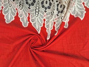 Tela de Algodón Roja Bordada de la Mejor Calidad con Borde Blanco Calado, Aspecto de Encaje Festoneado, Material Tejido para Vestidos - Product Image 3