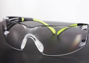 Lunettes de sécurité légères sans monture Securefit SF401AF en PVC avec verres transparents, revêtement anti-buée/anti-rayures, ajustement sécurisé - Product Image 2
