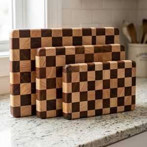 Planche à découper Belladec en bois d'acacia massif avec motif damier, antidérapante, écologique et compatible lave-vaisselle (1,5 cm) - Product Image 1