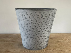 Jardinière en métal galvanisé à motif diamant, pot à fleurs rustique embossé pour la décoration intérieure et l'aménagement extérieur du jardin - Product Image 1