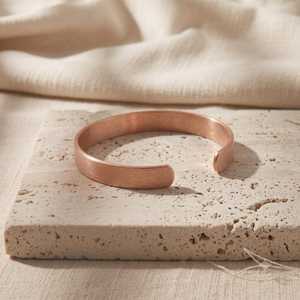 Bracelet manchette en cuivre massif fait main, finition mate satinée brossée, bijou artisanal en cuivre plat pour hommes et femmes, OEM. - Product Image 4