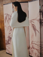 KEANGGUNAN Gaun Ao Dai Tradisional Vietnam - Kain Tenun Bermotif Bunga yang Elegan dan Berkelas dengan Detail Kancing Alami untuk Acara Formal