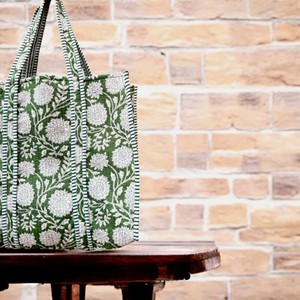 Sac fourre-tout en toile vert floral matelassé et fait main avec poignées rayées, ouverture supérieure, idéal pour le shopping et les activités de plein air - Product Image 5