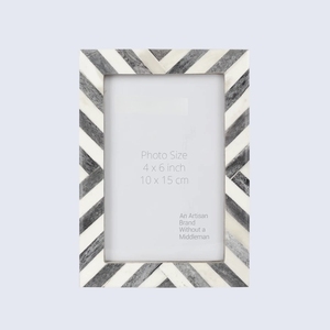 Cadre photo décoratif en os incrusté pour présentation sur table - Product Image 1
