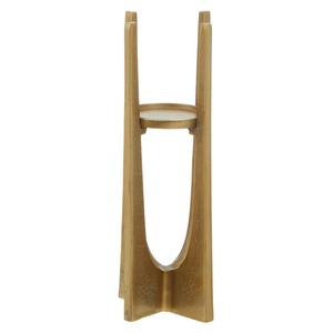 Porte-bougie en métal doré avec un design architectural, supportant une grande bougie blanche pour la décoration moderne de la maison - Product Image 4