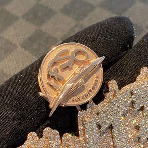 จี้รูปตัวอักษร Mr. Ku ชุบทองคำแท้ 14K ผลิตจากโลหะผสมสังกะสี ประดับเพชรทรงเหลี่ยมเจียระไนแบบ Brilliant Cut ฝังแบบ Bezel Set ได้รับการรับรองจาก IGI เหมาะสำหรับเป็นของขวัญสไตล์ฮิปฮอปสำหรับทุกเพศ - Product Image 4