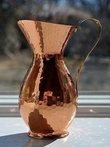 Ensemble de carafes en cuivre pour une présentation élégante de l'eau sur la table à manger, ensemble en métal avec verres, vaisselle de cuisine durable et réutilisable. - Product Image 3