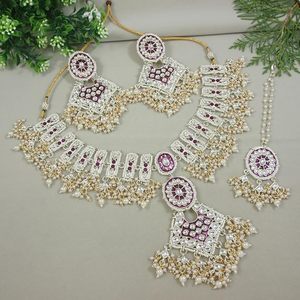 Parure de bijoux ethniques tendance en alliage plaqué or avec collier et boucles d'oreilles ornés de pierres de zircon, design géométrique pour femme, idéale pour les soirées - Product Image 1