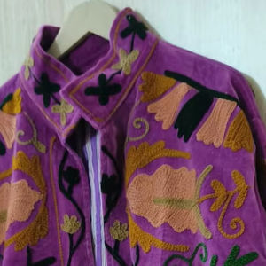 เสื้อแจ็คเก็ตกำมะหยี่ปักมือลายซูซานีสีเทา ผลิตจากวัสดุคุณภาพสูง ดูสวยงามแบบซูซานี - Product Image 1