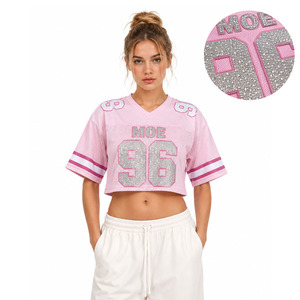 Top Corto Rosa Brillante Personalizado Estilo Y2K, Jersey de Fútbol Americano con Pedrería Hotfix, Número y Logotipo Personalizados, Ropa Deportiva OEM - Product Image 1
