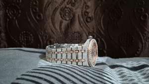 Montre de luxe en moissanite et diamant, cadran orné de pierres étincelantes, idéale pour les mariages, disponible à prix avantageux - Product Image 5