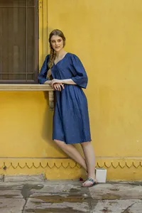 Robe maxi en coton et lin de style bohème pour femmes, col en V, coupe ample, robe midi décontractée d'été avec poches - Product Image 3