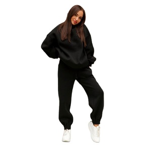 Ensemble de vêtements de détente pour femmes en deux pièces avec sweat-shirt à capuche et short personnalisés avec logo brodé, en tissu modal - Product Image 3