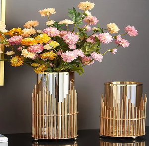 Impresionante par de jarrones de metal dorado cepillado con un fino acabado texturizado horizontal para una habitación elegante, a precio de mayorista. - Product Image 4