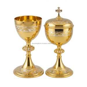 Cáliz y Ciborio Católicos de Latón Pulido Espejo con Diseño Floral Grabado y Tapa con Cruz, Juego de Vaso Litúrgico para Comunión Premium - Product Image 1