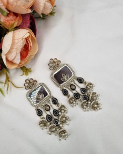 Boucles d'oreilles pendantes Jhumki de créateur, taille Radiant, avec accents de perles, pour femmes, pour les soirées et les festivals, collection de bijoux fantaisie - Product Image 1