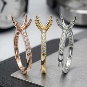 Anillo Clásico de Oro Blanco de 18K con Montura Semiterminada, Diseño de Canasta Cruzada de 4 Puntas con Acento de Diamantes Pavé y Tallo Solitario, Venta al por Mayor con Certificado NGTC - Product Image 2
