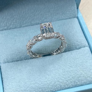 Anillo de Compromiso con Diamante Cultivado en Laboratorio, Corte Esmeralda, 4.60ctw, Oro Blanco de 14K, Banda de Eternidad, Joyería de Lujo para Novia - Product Image 5