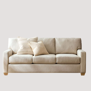Canapé moderne en tissu crème avec accoudoirs carrés, capacité 3 places, et design contemporain avec coussins décoratifs. - Product Image 1
