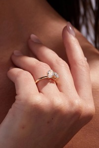 Anillo de Compromiso Toi Et Moi con Diamante Cultivado en Laboratorio, Oro Amarillo de 14K, 2 Quilates, Certificado IGI, Anillo de Lujo - Product Image 2