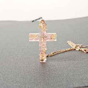 Collier en résine de haute qualité avec croix, technique émaillée, modèle ange, décoration d'intérieur, cadeau par MN EXPORTS - Product Image 1