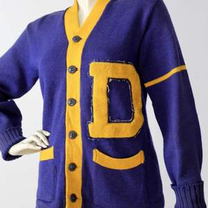 Sigma Gamma Sorority 8 Cardigan tricoté bleu marine jaune pour femme, col en V, manches longues, fermeture boutonnée, style preppy, tissu 100 % acrylique - Product Image 5