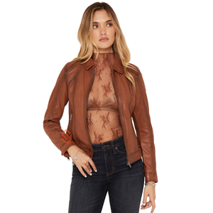 Chaqueta de cuero marrón para mujer, estilo motociclista, ajustada, suave, con cremallera, de cuero genuino, a la moda, al por mayor - Product Image 1