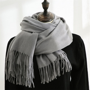 Châle long carré en polyester couleur unie marron avec franges, unisexe, pour l'automne et l'hiver, idéal comme cadeau - Product Image 1
