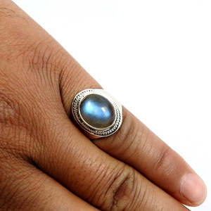 แหวนเงินแท้ 925 ชุบออกซิไดซ์ ประดับพลอยลาบราดอไรต์แท้ทรงรี สไตล์โบฮีเมียน ขายส่งเครื่องประดับ - Product Image 2