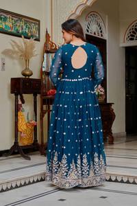 Vestido Anarkali de diseñador en oferta con bordados elegantes y dupatta a juego, disponible a precios de mayorista desde India. - Product Image 3