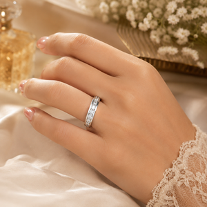 Anillo de Eternidad con Diamantes Cultivados en Laboratorio en Oro Blanco, Corte Brillante Redondo, con Garras Compartidas, para Aniversario de Bodas - Product Image 3
