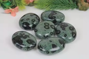 Pierre de méditation ovale sculptée en jaspe Kambaba vert naturel poli du Gujarat pour la guérison, la méditation, les chakras et le Reiki (vente en gros) - Product Image 1