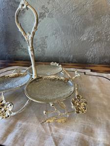 ถาดเสิร์ฟโลหะสีเงินตกแต่งลายใบไม้พร้อมหูจับตรงกลาง เหมาะสำหรับใส่ผลไม้อบแห้งและช็อกโกแลต - Product Image 4