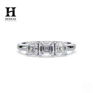 แหวนหมั้นเพชรทรงแอสเชอร์ 3 เม็ด หรูหรา ทองคำแท้ 14K 18K หรือแพลตตินั่ม ประดับเพชรทรงแอสเชอร์และทรงมรกตหลายเม็ด - Product Image 1