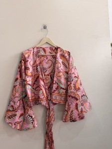 Blusa de seda al por mayor para mujer, top retro de playa con lazo frontal, top cruzado de seda - Product Image 3