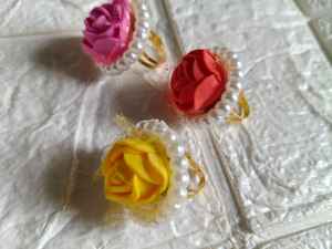 Anillo Decorativo con Flor Artificial de Rosa Tradicional |   Regalo de Verano |   Accesorio y recuerdo para mujer para boda mayun heena nikah - Product Image 3