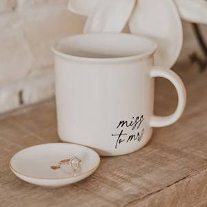 Mug à café en céramique Miss To Mrs avec impression élégante en écriture cursive, finition lisse et brillante, poignée confortable, idée cadeau de mariage - Product Image 1