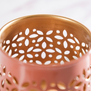 Encantador Portavelas Verde Oliva con Patrón Floral Cortado con Láser e Interior Dorado, Perfecto para una Cálida Iluminación Decorativa del Hogar - Product Image 6