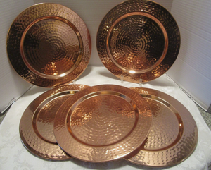 Assiettes de présentation en cuivre martelé, couleur or rose, sous-assiettes en métal martelé, assiettes de service, plaqué cuivre texturé, décoratives - Product Image 1
