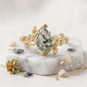 Anillo de Novia de Ágata Verde Lágrima con Diamantes Laterales Estilo GIA, Joyería Fina, Colección de Bodas de Gran Venta - Product Image 3