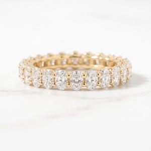 Bague d'éternité de luxe en or massif jaune et blanc avec diamants taille ovale, sertie sur toute la surface, pour mariage, couleur E, à griffes partagées, bijoux fins - Product Image 1